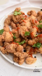Pochoclos de 🍗 Pollo Crispy súper crocantes por fuera y tiernos por dentro: completamente deliciosos. Ingredientes 👋🏻 Pollo Crispy Pechugas de pollo 2 u. Marinada Leche 250 ml. Jugo 1/2 limón Apanado Harina 0000 150 g. Almidón 150 g. Orégano Pimentón Ají molido Nuez moscada | Estefi Colombo
