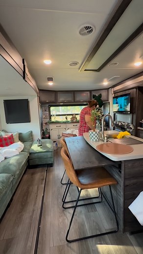 Who's ready for a cleaning party? Let's flip this tiny home upside down!🙃🏡✨ #reset #cleaningvideo #cleaning #homecleaning #housegoals #housekeeping #fypage | Lorena Hidalgo Oliva