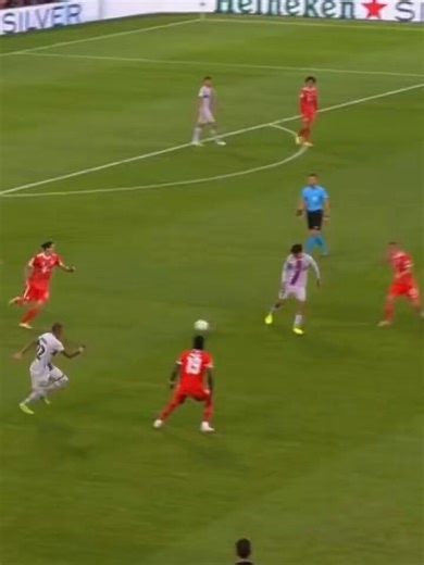 Ça c’était Pedri contre le Bayern Histoire de rétablir certaines vérités Les gens ont la mémoire courte ici Le meilleur milieu de terrain du monde on t’a dit