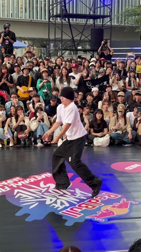 "ウインクを投げる" 瞬間は観客も大興奮🙌 あの有名ヒットソングで即興ダンスバトル‼️10月に世界決勝をスイスで開催🇨🇭 日本代表を... | dancing