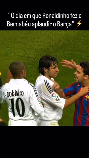 FUT NEWS BR on Instagram: "O El Clásico de 2005 (Real Madrid x Barcelona) ficou marcado como um dos jogos mais icônicos da história do futebol, principalmente por causa de Ronaldinho Gaúcho. 📅 Contexto Data: 19 de novembro de 2005 Local: Estádio Santiago Bernabéu, Madrid Competição: La Liga 2005/06 ⚽ Resultado Real Madrid 0 x 3 Barcelona 🐐 O show de Ronaldinho O grande destaque foi Ronaldinho, que fez dois gols incríveis, com arrancadas, dribles e finalizações frias. A atuação foi tão absurda
