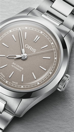 17K views | Big Crown 34.00 mm La petite Big Crown amène une nouvelle dimension de boitier à la collection, ainsi que deux nouvelles couleurs, des diamants, et un bracelet en acier à l’allure sport-chic. #Oris #BigCrown #PointerDate #BigCrownPointerDate | Oris | Facebook
