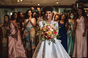 Músicas para jogar o buquê: 30 opções para esse momento!