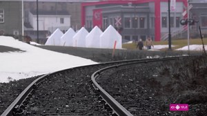 Aux lendemains de la tragédie de Lac-Mégantic, des « chasseurs d’ambulance » et des avocats américains étaient déjà sur le terrain. Leur but : recruter des familles des victimes souhaitant poursuivre les compagnies américaines impliquées dans la catastrophe. C’est ainsi qu’environ 40 millions de dollars sont allés directement dans la poche des avocats, soit près de la moitié des sommes auxquelles les familles auraient eu droit. Enquête sur un habile « chasseur d’ambulance » de renommée mondiale.