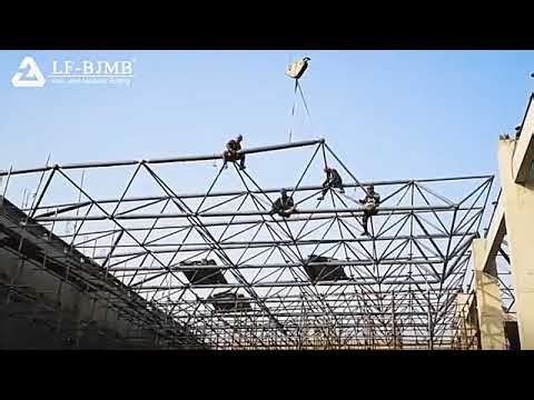 Steel space frame structure high-altitude lifting.