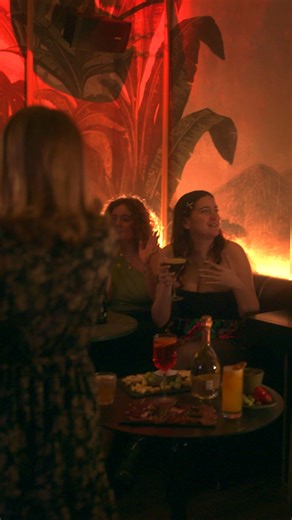 La sortie idéale entre amis à Paris ? Découvrez BAM Karaoke Box ! • Salles privées chic • Jeux musicaux déjantés • Cocktails divins Prêt à devenir une star pour un soir? Réservez votre salle ! ✨ | BAM Karaoke Box