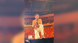 See Harry Styles help fan come out during concert