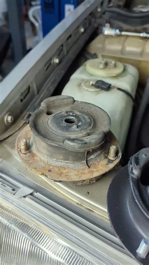 Replacing an 40 year old strut mount 🫠 #mechanic #repair #mercedesbenz #w124 #classiccar #broken #old #diy #250d | Marius RBE