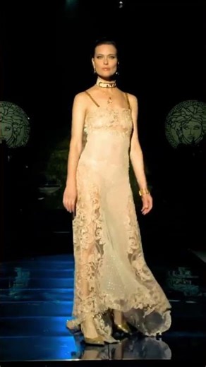 Shalom Harlow for Fendi X Versace "FENDACE" Spring/Summer 2022 FashionShow #supermodel #fashion