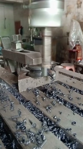 how a milling machine works #lathemachine