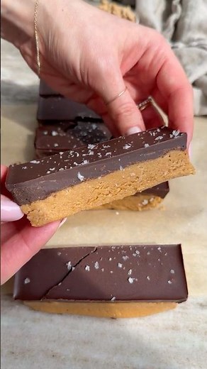 4-Ingredient Healthy Peanut Butter Cup Bars