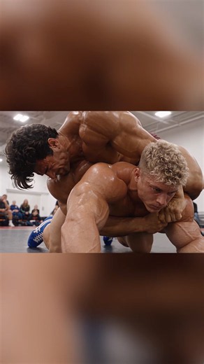 Newcomer Sean Connors spars with Sergio Constantino 👀