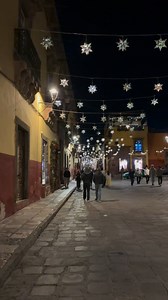 En Navidad, México se transforma en un escenario mágico con calles iluminadas, nacimientos llenos de detalle, colores, luces y aromas que envuelven pueblos y ciudades en un ambiente festivo y encantador. ✨🎄 #sanmigueldeallende #navidad2025 #holidayseason #ChristmasIsComing #guanajuatomexico #NavidadConEstilo | Viva Guanajuato