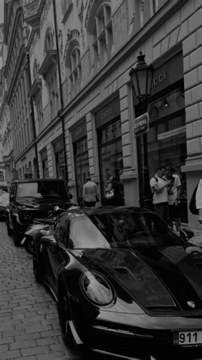 Motivation | Richesses | Mindset | Focus on Instagram: "Pavel Durov dirige l’un des modèles opérationnels les plus atypiques de la big tech. Malgré la création d’une plateforme mondiale utilisée par des centaines de millions de personnes, son équipe d’ingénieurs principale ne compte que 30 personnes, et son département des ressources humaines ? Aucun. Au lieu des CV, des entretiens ou des diplômes, Durov recrute via des concours de programmation mondiaux. Les ingénieurs sont sélectionnés uniquem