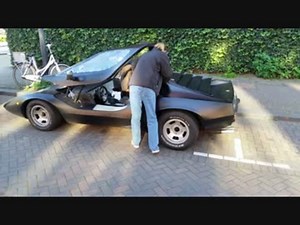 ドアの開閉の仕方が面白い車　nova kit car