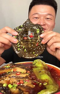 Yummy eating spicy fried turtle, pork belly, fried noodles, vegetable and cake, Foods News | Foods News