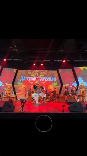 Dance & Gamelan 26 Oct 2025 Video: Tari Topeng Keras dance Project leader @novamarseline Gamelan instructor @krishnasutedja Singer @vian_balii Dancer Topeng Keras @abuzar.teuku Dancers Legong Mahawidya @sarahavianto & @novamarseline Dancers Janger @winda_ipy11 @sarahavianto @novamarseline @vian_balii Ivada Team Gamelan: @lesterbrunt @konnichiwalex @tistya_ayu @pmukarno Kanya, Pak Wim Event @indonesiainthehague Pasar Raya Nusantara #pasarrayaindonesia #rijswijk #nusantara #nederland #indonesia #b