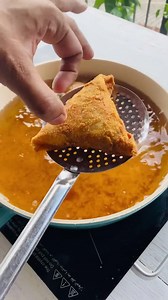 ක්‍රිස්පී සමෝසා හදමු / Crispy samosa recipe #samosa #chefsapumal #snacks | Chef Sapumal
