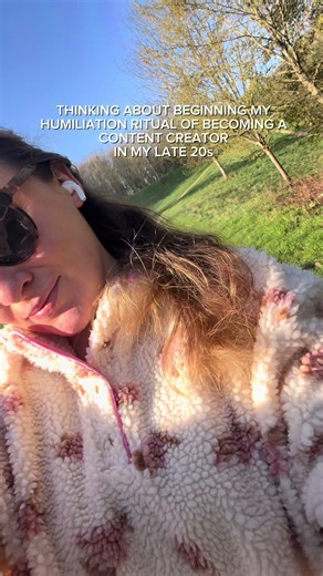 Adieu ma dignité... Les réseaux et l'algorithme auront eu raison de moi 🫡 Bienvenue ici ! On va parler bien-être, santé, et mode réconfortante avec @santalhacollection. Je démarre ce compte et mon entreprise mode en partant de zéro. N'hésitez pas à vous abonner, je suis sûre qu'on va bien s'entendre. #late20s #creationdecontenu #entrepreneusefrancaise #bienetre #modeconfortable