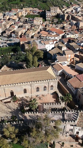 ll 27 aprile, a Siculiana, per la prima volta, è stata rievocata la traslazione del SS. Crocifisso, dal Castello Chiaramonte al Santuario omonimo. La prima sede di culto del SS. Crocifisso, infatti, fu proprio la piccola Cappella di San Lorenzo all’interno del Castello Chiaramonte di Siculiana #siculiana #sicilia #rievocazionestorica #castello #centrostorico #italia | Centro Storico di Siculiana