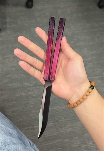 Boss is away, time to play.😈 . . #balisong #flipping #boredatwork #hydra #nabalis