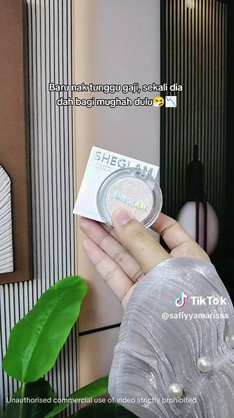 Glitter Tumpah: Stunning Glitter Makeup Tutorial