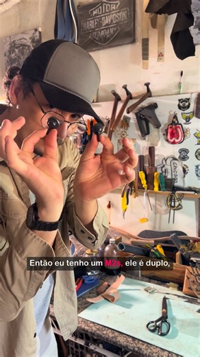 Diego Dutra on Instagram: "VOCÊ SABIA QUE MICROFONE DE LAPELA NÃO SERVE SÓ PARA LAPELA? Quando gravamos uma cena, o microfone não deve aparecer, mas precisa estar presente. Por isso, gosto de posicionar pequenos microfones no próprio cenário, escondidos em objetos, prateleiras, móveis ou até atrás de elementos da arte. Assim, capto o som ambiente real, aquele que dá textura e verdade à cena, sem depender apenas do boom. E é aí que entra o Hollyland Lark M2s: discreto, leve e com uma captação lim