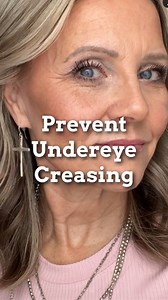 💜 The under-eye area is super delicate. The skin in our under eye moves with every smile and expression. The loss of collagen and elastin in aging skin add to the under-eye wrinkles and are a normal part of the aging process. Therefore, we just need to handle that area with a little TLC😚 💜Use a moisturizer, balm or serum to hydrate under the eye before applying makeup. Don’t forget your eyelids, too. 💜Find the right shade of cream foundation. Creams do not dry down like powders do. If you ap