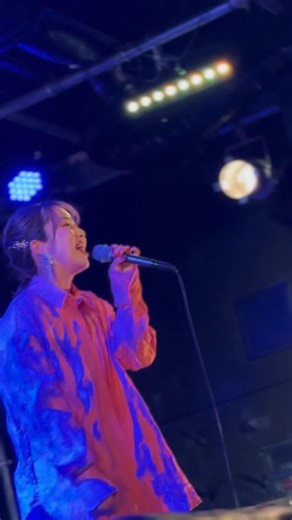 Acherie アシェリー on Instagram: "昨年12月のワンマンライブ大阪公演で、皆さんと一緒に歌った「Starlight」🌙 今回は初めて、ピアノ・バイオリン・チェロがサポートに入ってくださる、なかなかない贅沢なライブ。 そしてコンサートホールという特別な空間で歌えること、本当に幸せに思っています。 オンラインからチケットをゲットしてくださった方もたくさんいて、とても嬉しいです。 お一人で来られる方、小さなお子様、学生さん、ご家族連れ 本当に幅広い方が来てくださるのでご安心ください💫 会場はみんな家族みたいなあたたかい雰囲気になるはずです🫶 さらに！当日はスマホ撮影OKの曲もあります📱✨ かわいい新グッズも登場予定で、照明・衣装・演出全てにこだわっています。 これは一度きりの特別な夜。 「絶対に後悔させません。」 胸を張ってそう言えます。 どうかこの瞬間を一緒に体験してください。 会場でお待ちしています💫 🎤ライブ情報 10月4日(土) Symphony One Man Live 会場：ドーンセンターホール（大阪） Open 16:00 / Start 17