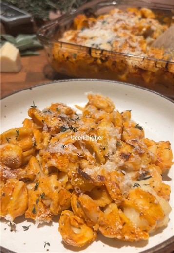 Who’s hungry?! Pumpkin, sage & white bean pasta INGREDIENTS (for 2-3) 2-3 tbsp olive oil for frying 1 shallot 4 cloves of garlic Few sprigs of fresh thyme Few leaves of fresh sage 1 heaping tbsp tomato paste 1 tsp Italian seasoning Salt and pepper Red pepper flakes 220g dry pasta (I used orecchiette) 3/4 cup cooked cannellini beans Vegan parmesan cheese (optional) Breadcrumbs (optional) PUMPKIN SAUCE 3/4 cup canned pure pumpkin 3 tbsp roasted unsalted cashews 50g (about 1/8 of a block) firm tofu