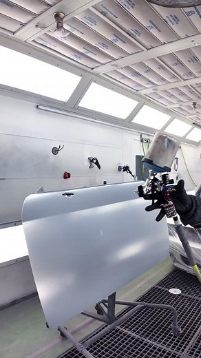 Ultra 9k application for coverage. Wet on wet coverage coats. Spraying silver This way helps to not only speed up the process but it helps control metallics. If you see mottle after wet on wet you have one of two things. Poor coverage, or shit technique. Don’t be afraid to spray another coverage coat and don’t be afraid to cross coat if it doesn’t want to lay evenly. If you struggle with something change it. Try new techniques and eventually you’ll dial it all in and it’ll become so easy. . . . 