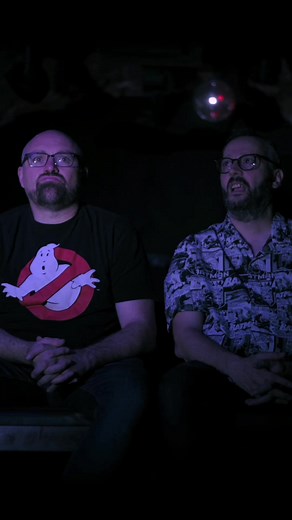 Y'en a qui pécho Comment rencontrer quelqu'un aujourd'hui ? Comment font les mecs pour pécho ? Y'en a qui utilise les applications de rencontre, y'en a qui profite des soirées pour draguer, y'en a qui font les gros lourds dans la rue, y'en a qui misent sur le hasard de la vie... Et y'en a qui pécho. D'autres pas. Nos deux acolytes sont en boite de nuit et font partie de la deuxième catégorie. Ceux qui pécho pas. Ils ont chacun leur trucs, leur tactique. Ils en parlent, ils échangent sur le sujet