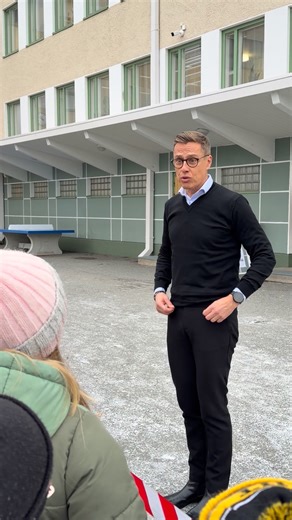 Meidän koulun väki tervehtimässä Suomen tasavallan presidentti Alexander Stubbia Iisalmen vierailulla🇫🇮🥰! Historiallinen hetki tallentuu varmasti monen mieleen🤩. | Edvin Laineen koulu