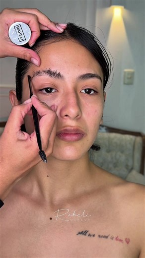 Cejas con estructura, no con dibujo. ✍️✨ A veces nos obsesionamos con la simetría y terminamos con un acabado muy pesado. Mi técnica favorita ahora es solo rellenar donde el vello falta y dejar que la textura natural haga el resto. El secreto está en el trazo: corto, ligero y siempre hacia arriba. ¿El resultado? Un rostro que se ve más despierto sin que se note que llevas mil productos. 🕊️ ¿Cuál es su producto infaltable para la ceja? Yo no suelto mi gel fijador por nada. 👇 #EyebrowTutorial #C