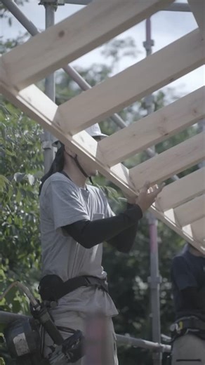 岩橋建築の職人｜大工の仕事 on Instagram: "自社加工した鼻隠し取り付け！ 化粧ではないですが、軒天シャクリしてあります！ #岩橋建築 #岩橋建築グットデザイン賞受賞 #大工集団 #自社大工 #おしゃれな家 #半田市工務店 #エアサイクルの家 #エアサイクルの家"