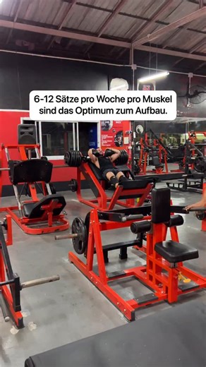 Sjard Roscher on Instagram: "Die Fitness-Welt ist wieder mal im Hype-Modus: Eine neue Meta-Analyse (Pelland et al. 2024) behauptet, 40+ Sätze pro Muskel pro Woche seien optimal. Zeit für eine wissenschaftliche Einordnung. Warum die 40+ Sätze-Studien irreführend sind 1. Ineffizientes Training braucht mehr Volumen: Viele Studien nutzen extrem kurze Pausen (60-90 Sekunden). Bei so wenig Regeneration zwischen den Sätzen sinkt der Effekt pro Satz dramatisch. Eine Studie von 2022 bestätigt, dass sich 