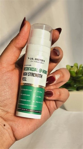 Skincare | Makeup | Lifestyle | UGC on Instagram: "❌️ Do not repost/use as ad without permission❌️ Clinic inspired exfoliation, reimagined for home. Medifacial @ Home High Strength Peel is powered by a potent blend of AHA, BHA & PHA to visibly resurface skin and restore clarity. ✨ AHA (like Glycolic & Lactic Acid) gently exfoliates dead skin cells, improving texture and boosting radiance. ✨ BHA (Salicylic Acid) dives deep to unclog pores, reduce congestion, and refine skin. ✨ PHA offers mild exf