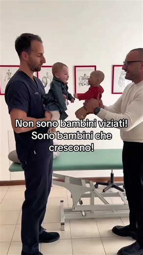 I bambini dal quinto mese riconoscono il volto degli estranei. Diversamente quindi dai neonati, se presi in braccio da una persona che non conoscono, potrebbero piangere. Non sono viziati! . . @dr.davidemichienziosteopata #osteopatia #genitori #genitoriconsapevoli #bambini #figli