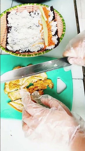 How to make seaweed rice rolls - Making seaweed rice rolls