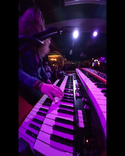 👀 finger view‼️ this is our song „Spark In The Woods“. Main theme is played by the organ, bringing back 70‘s rock vibes 🕺🏾💃🏻 🥁🎸🎹 @Basement Saints #hammondorgan #rockmusic #lesliespeaker #organist #70srock