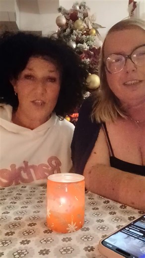 Violina ima 4 žice,peta ide iz duše. Eto,ima jedno mjesto. Bile smo u Groti na kavici i završimo ovako. To je moje mjesto. Kod moje Bibi. Kod moje sestre po duši. PS Nismo pijane,samo smo nazdravile životu,nazdravile sreći.😘😘😘jer život je lijep. | Sandra Savić