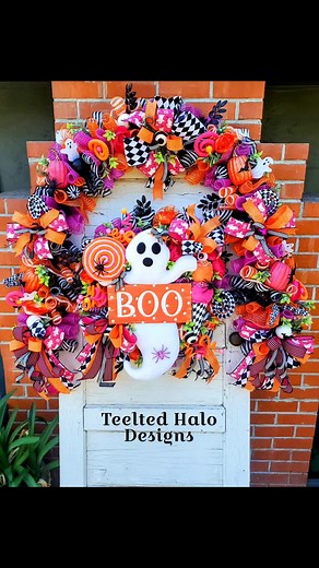 🧡🎀🖤🎀 Boo-ti-ful! This is what happens when she reached out and asked if I'd be will to create a 7ft garland to enhance her Sweet Ghost Wreath! Custom special requests are sure keeping my creative juices flowing! I love adding all the glittery pumkins, tiny ghosts, with the harlequin and shimmery curls to these over-the-top Halloween decorations! Shipping this Fun whimsical Halloween ensamble to a sweet new friend in Mississippi today! 🎀 Have a beautifully blessed afternoon my sweets! Kathy 