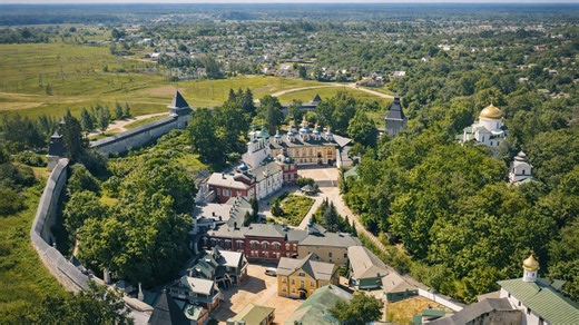 Arquitectura medieval de monasterios en Pechory, región de Pskov