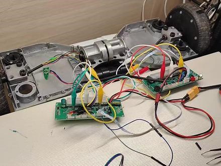 arduino开发板和双系统板子如何接线:非常简单，就两根，Uno的Tx 接主板的 Rx，GND接GND即可。#电动扭扭车 #刷机 #arduino开发板 #双系统平衡车