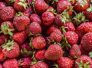 How To Hull Strawberries: A Safe And Easy Trick - Chatelaine