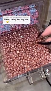 2.2M views · 4.4K reactions | MELTING ONLY ONE WAX BEAN 藍 | Tutorial Makeup dan Fashion | Facebook