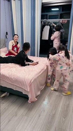 三胞胎的日常生活 还好是一个男孩两个女孩要是三个男孩就哈哈哈了，爸爸带娃 ……一个家庭总有一个调皮的 #funny #搞笑 #萌娃#三胞胎123妈妈