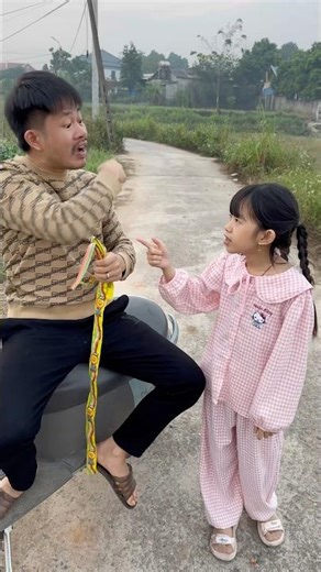 Con quay lưng mang theo mẩu kẹo và một nỗi tủi thân.