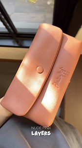 กระเป๋าสะพายหนังวัวแท้ นุ่ม ช่องเยอะ น่ารักมาก #Layers_Hatsukoi (4990.-) -------------------- 📍www.HatsukoiBag.com/Products/Layers 📍LINE :: @hatsukoi https://lin.ee/cQ1Jk5s 📍สั่งสินค้า https://www.flowcode.com/page/hatsukoi | Hatsukoi メイ アンド ナット