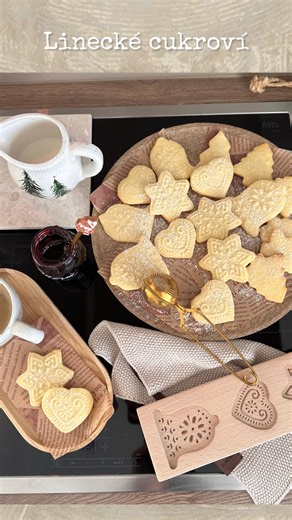 Recept na to nejlepší linecké cukroví? ✨🤩 My jsme letos se Zuzi vsadily na dřevěnou formičku @cistedrevo_cz, kde jsme pořídily i další nezbytnosti do kuchyně 😍👌🏻A samozřejmě pro vás mám kódík při nákupu nad 500 Kč - ZUZANA10 ✨🤎 Recept na těsto: 50dkg hladké mouky 10 dkg cukr moučka 30 dkg másla 2 žloutky Vypracujeme těsto, necháme chvilku odležet a vykrajujeme požadované tvary. Pečeme na 170 st. cca 7 min podle trouby, lepší méně, dojde na plechu. Kód ZUZANA10 můžete využít do konce prosinc